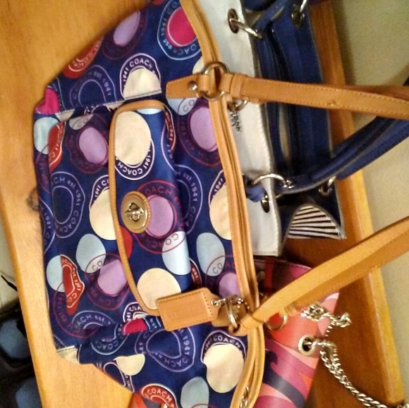 Handbags - Picture 16 of 16